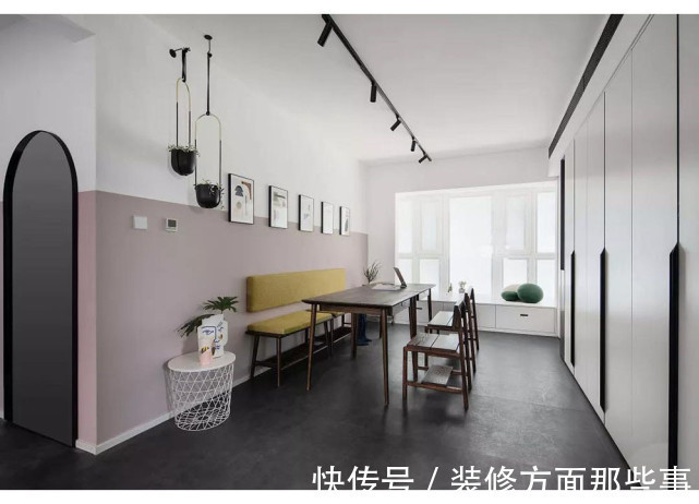 荷尔德林|86平现代简约风二居室,客厅打破常规的布局设计时尚