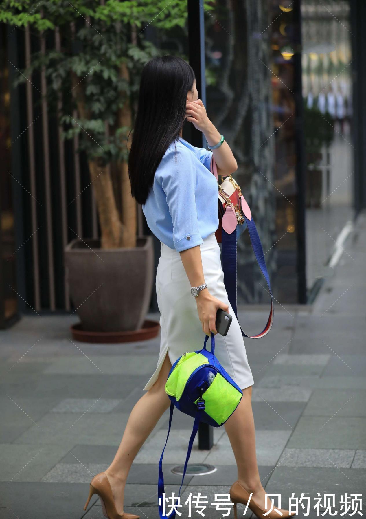 穿搭|穿蓝色半袖上衣,搭配白色半身裙和高跟皮鞋,展现女生身材高级感