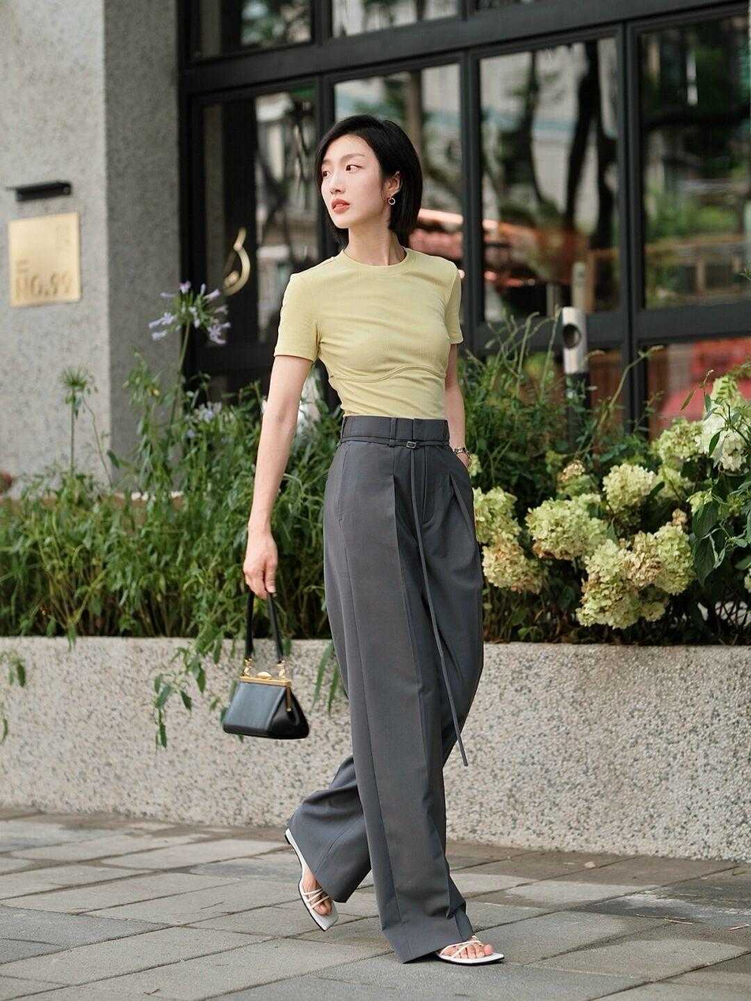 小个子|小个子女生就该这样穿，短袖T恤搭配高腰阔腿裤，显高还显瘦