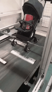 夹缝|当心！父母带娃出门常用的「遛娃神器」，可能会让孩子受伤