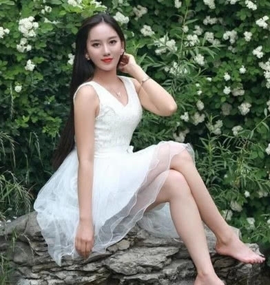 身穿|清纯小姐姐,身穿白色连衣裙,宛如仙女下凡!