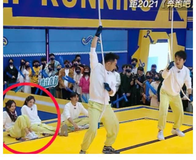 bbaby以為沒(méi)有鏡頭，轉(zhuǎn)換自己的“坐姿”，暴露出真實(shí)的腿長(zhǎng)