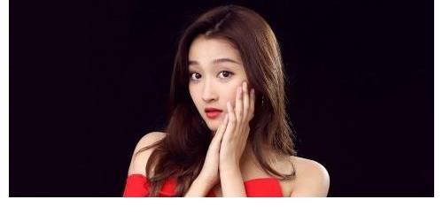 王冠|白玉兰现场尴尬，关晓彤跨界主持，曹可凡金炜失言，王冠独木难支