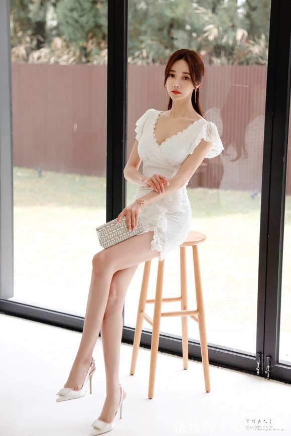 时尚|女神孙允珠时尚搭配:山茶栀子童话庭园花魅连衣裙