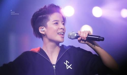 lis同是外籍导师,刘逸云能到现场录制,Lisa却采取线上录制,被骂了