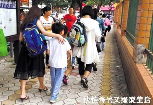 孩子|“家长替孩子背书包”是溺爱,却被家长回怼:几十斤你来背背看