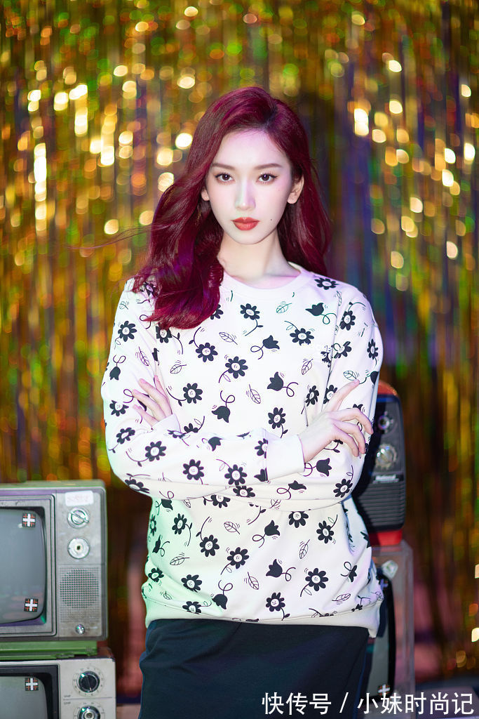 率性|刘令姿印花卫衣玩转经典配色 搭配不规则剪裁半裙率性十足