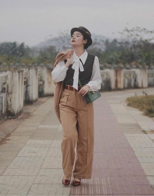 衬衫怎么穿才好看？配一配2021年超“火”的马甲，时髦显瘦又减龄