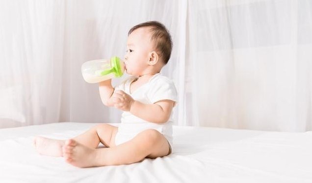 放水|奶粉用温水冲泡就行了?冲奶粉时的经典错误,看看你犯了没