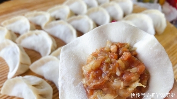 拌饺子馅，先调味还是后调味？做对了，饺子鲜嫩多汁，入味还不腥