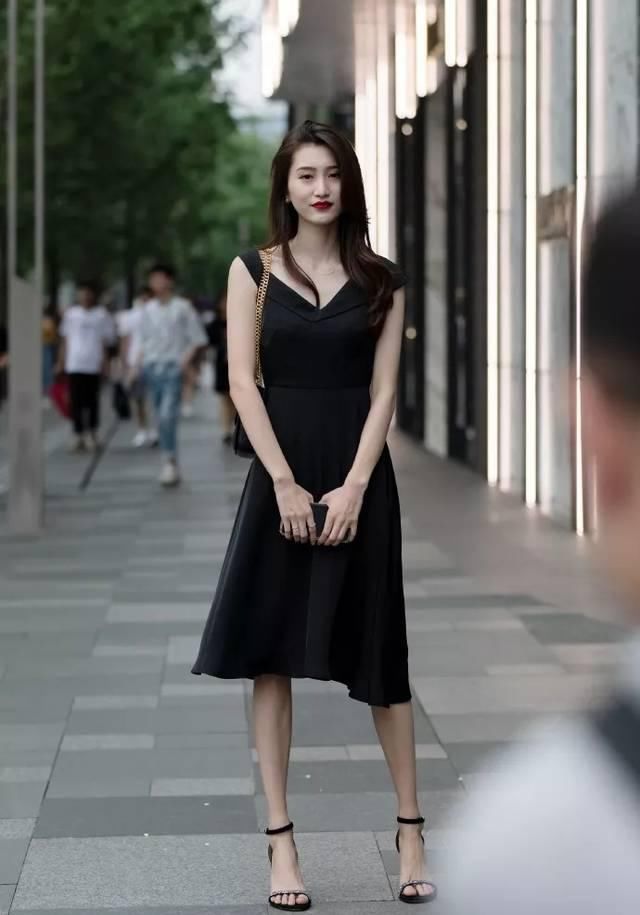 黑色高跟鞋搭配连衣裙,整体的穿搭十分有格调