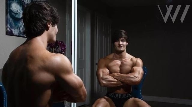 俯卧撑|新手都在做俯卧撑,老手却拿双杠臂屈伸练胸,这两个动作差在哪