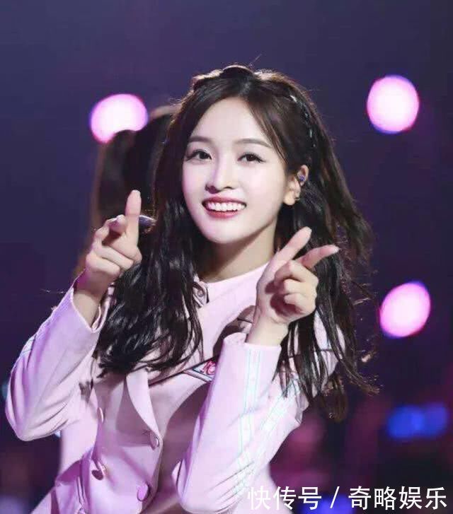 脸大却很漂亮的女生,这几点太明显,难怪不遮脸也有高颜值