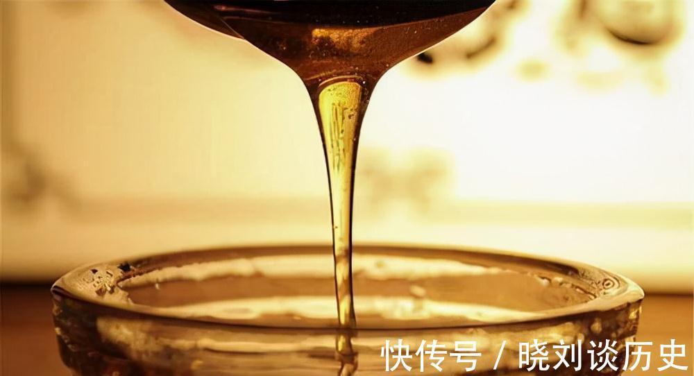 晚上睡觉时|男人经常失眠,怎样能睡个好觉?4个妙招或许能派上用场