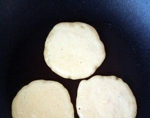 一碗玉米面，一杯牛奶，2个鸡蛋，手不沾面，儿子老公都爱吃