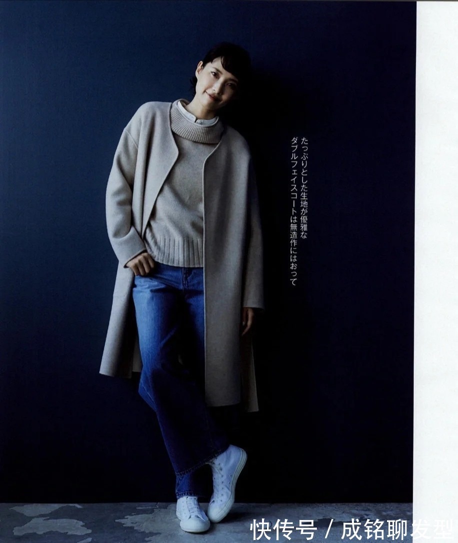 蓝色|“小黑裤”已经失宠!今冬流行“大衣+蓝色牛仔裤”,清爽又减龄
