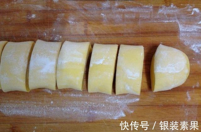 发面直接加酵母粉和白糖是大错,教你一小妙招,发面只需10分钟