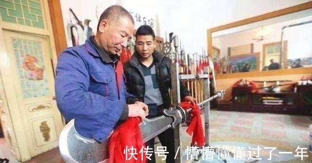 青龙偃月刀@尴尬:关公“青龙偃月刀”重出江湖,却无人能够单手举起!