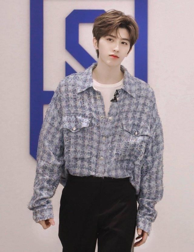 蔡徐坤升级做导师,7000块女款衬衫清爽帅气,踩黑皮鞋终于变成熟