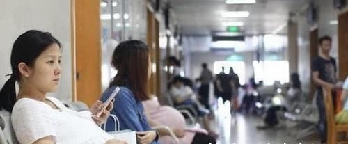 怀孕期间|“最有派头”宝宝出生后,第一件事是跟妈妈击掌:辛苦妈妈了