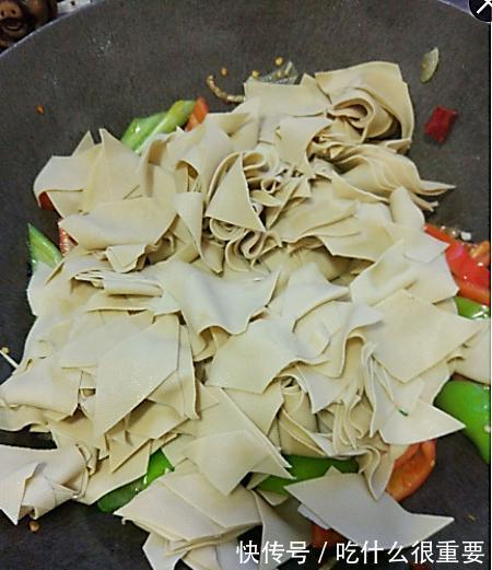 东北人|东北男人最爱的下酒菜:干豆腐炒尖椒,这样做,味道跟饭店一样