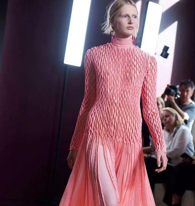 时装|干货丨时装大牌设计师都在用的手艺学会手工绣缀,给你的创意立裁加加餐