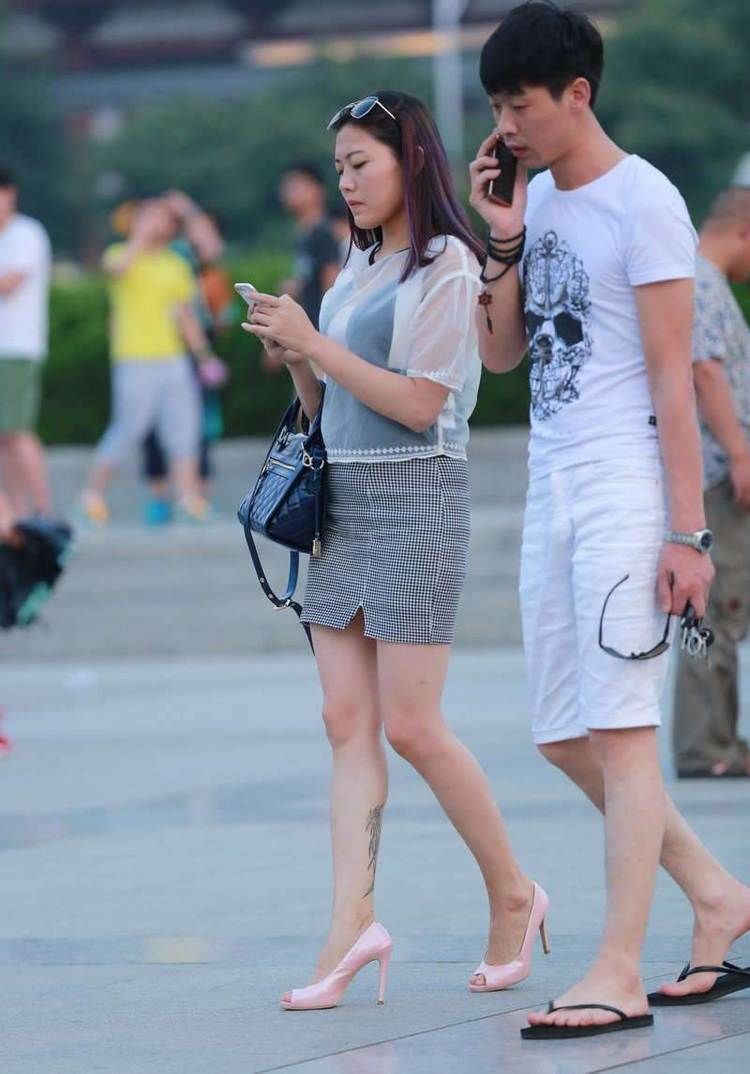  少女|街拍：少女穿着紧身格子裙，显得很时尚