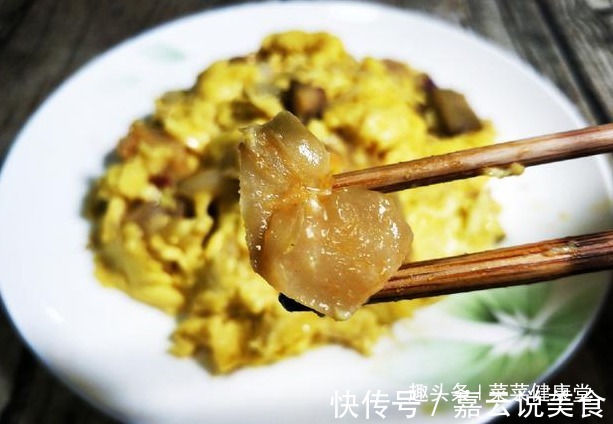 教大家一道快手菜,用它炒鸡蛋,大鱼大肉都不换,下粥更下饭!