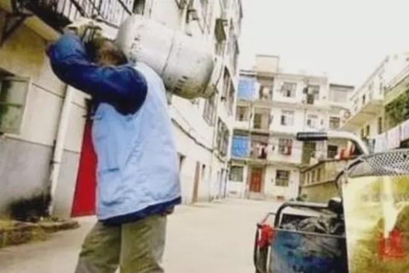 孝道|遗弃女婴被人收养考上博士,亲生父母却来认亲,女孩做法让人佩服