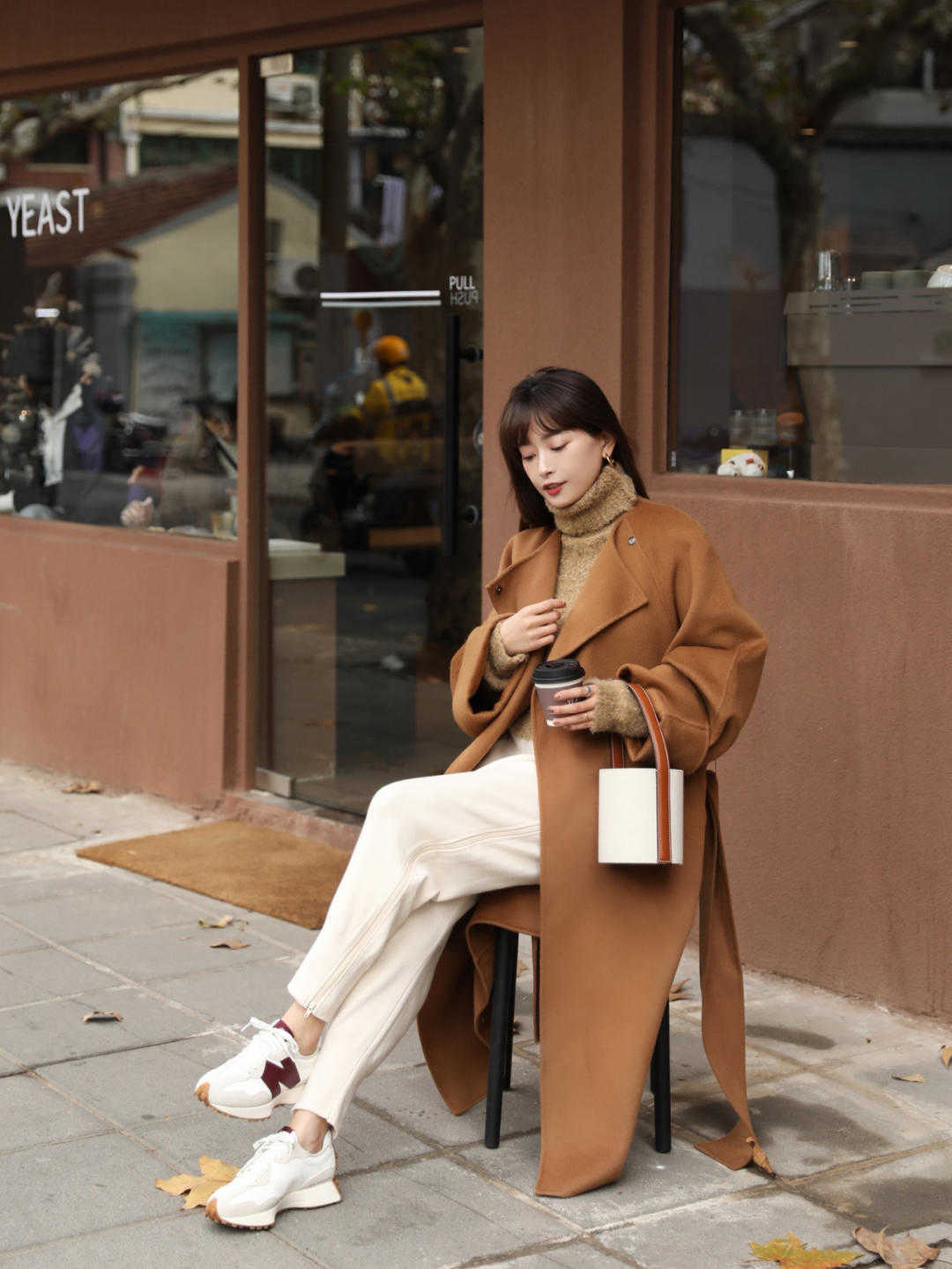 马丁靴 女生秋冬穿风衣时,不管高矮,搭配这些鞋子,照样很高级