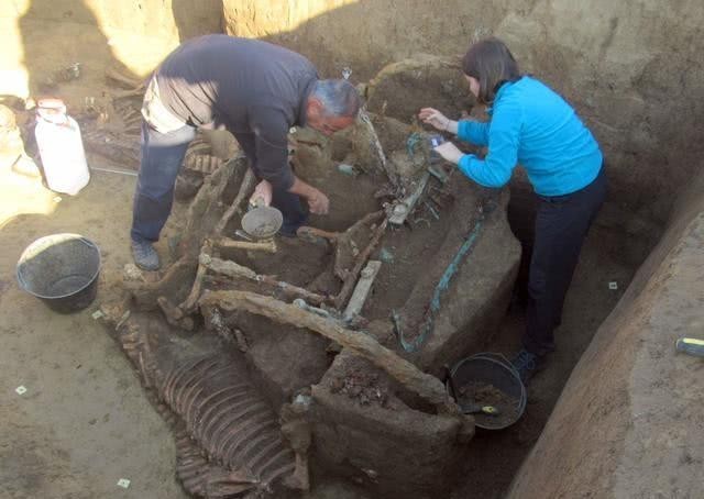 大墓|被盗大墓出土罗马“古战车”,盗墓贼嫌不值钱,使战车完好无损