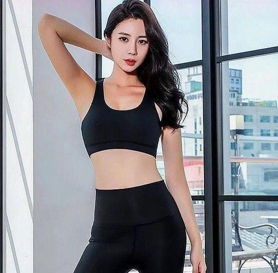  底裤|街拍性感紧身打底裤小姐姐，高傲的身姿，凹凸有致身形