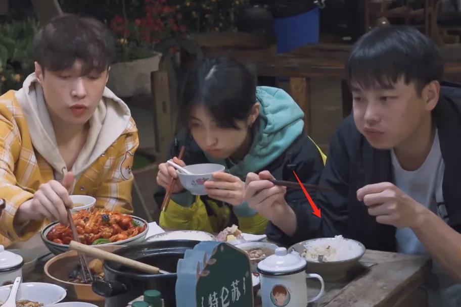张子枫|《向往5》连饭都不好吃了7个人吃一锅虾还有剩,黄磊脸色难看