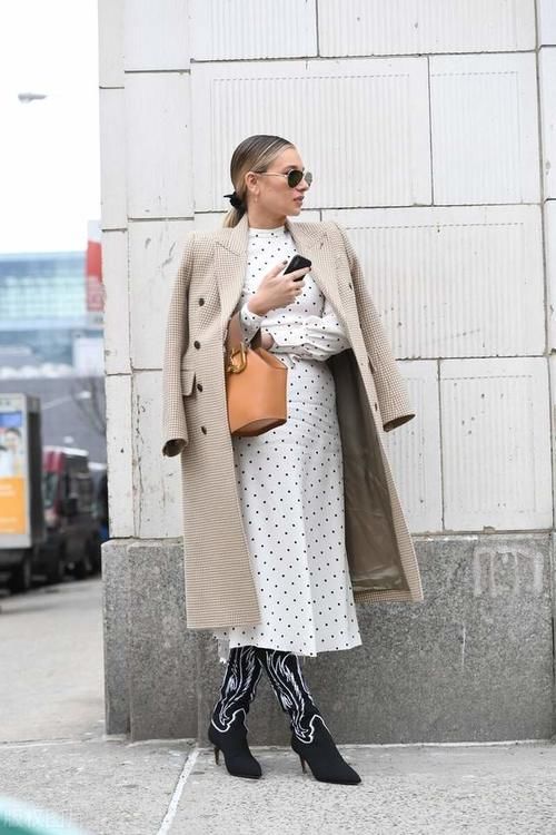  穿起来|大衣别总穿黑色系，今年流行的“燕麦色”大衣，温柔减龄更时髦