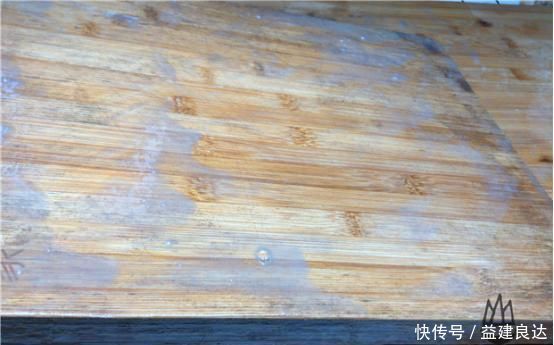 菜板脏了,万万不可用洗洁精洗,教你一招,立马干净如新还不发霉
