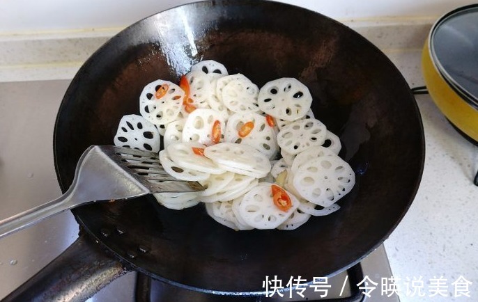 莲藕焯水容易变色教您一招,焯水时多做“1步”,莲藕白白净净