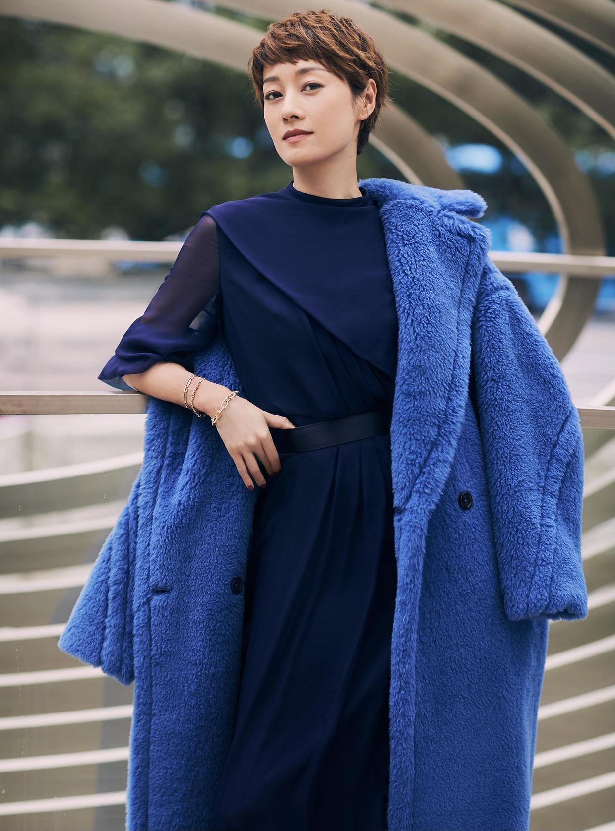 都说“马伊琍”很有气质,原来是很会穿,针织毛衣搭半身裙超时髦