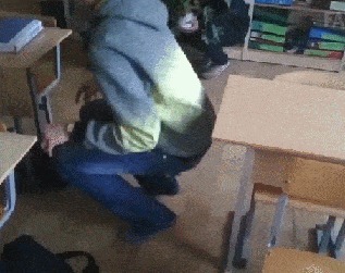 |搞笑GIF：扎心了 遇到这种情况 先捂住膝盖还是先捂脸