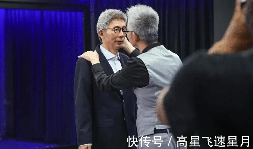 未來(lái)新世界鄧麗君現(xiàn)身被刁難,微笑溫柔回應(yīng)質(zhì)疑,科技改變時(shí)代