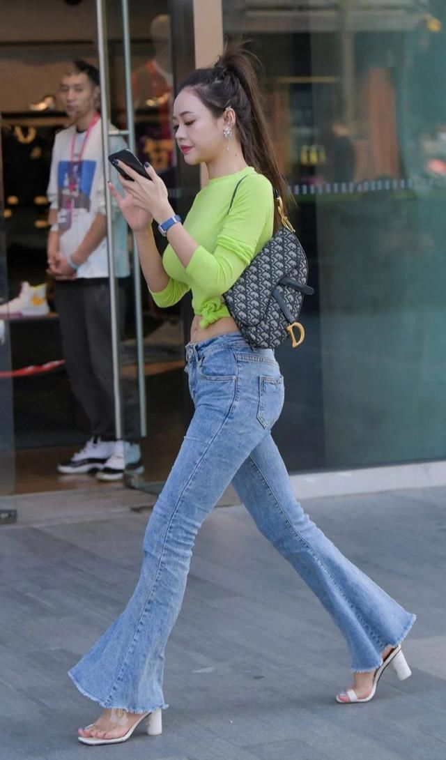 潮流|贵妇才是时尚标杆，把简单喇叭裤变成潮流单品，大家都忍不住跟风