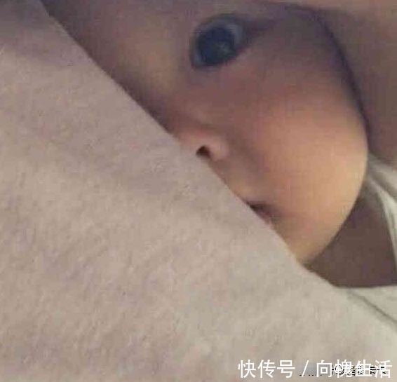 宝宝们|爸爸抱着宝宝,以为宝宝睡着了,宝妈过去一看,宝宝乐开了花