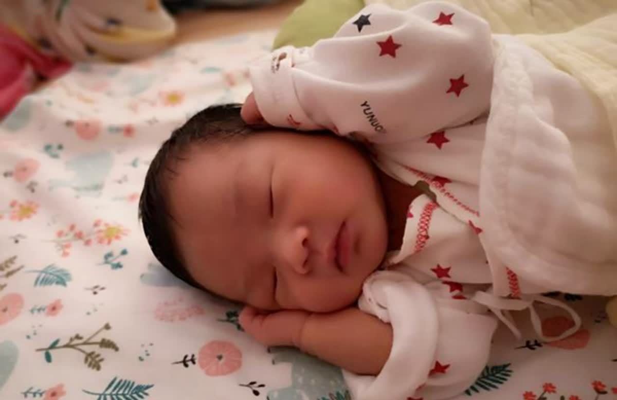 小贝|宝宝多大才能睡枕头?过早使用不仅影响睡眠和发育,还会伤娃健康