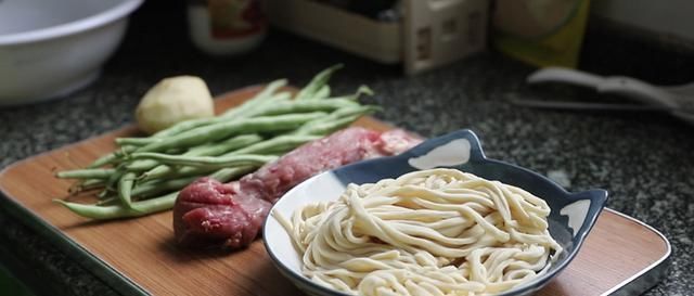  美食|巴盟焖面，舌尖上的美食，这道菜能满足你的味蕾吗