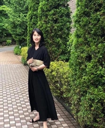 50岁女人拒绝“奶奶装”，学会这样穿，简约优雅又大方体现女人味