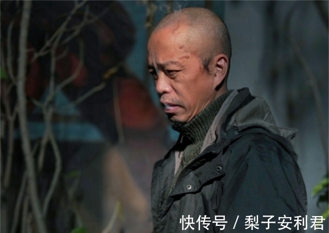 肋骨!艺术界“疯子”何云昌,取肋骨做成项链送给女友,用水泥浇筑自己