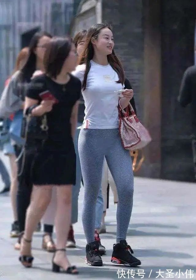 下装|美女街拍:白黄时尚短袖搭配黑色直筒打底裤,搭配可是难点,会成为焦点