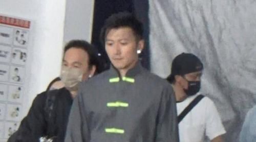 國慶晚會|謝霆鋒參加國慶晚會錄制，臺上一臉嚴肅，結(jié)束后秒變笑臉很是俏皮