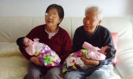 弟弟|“弟弟我养,那我儿子谁养”,大女儿绝望质问,却被父母无情嘲讽