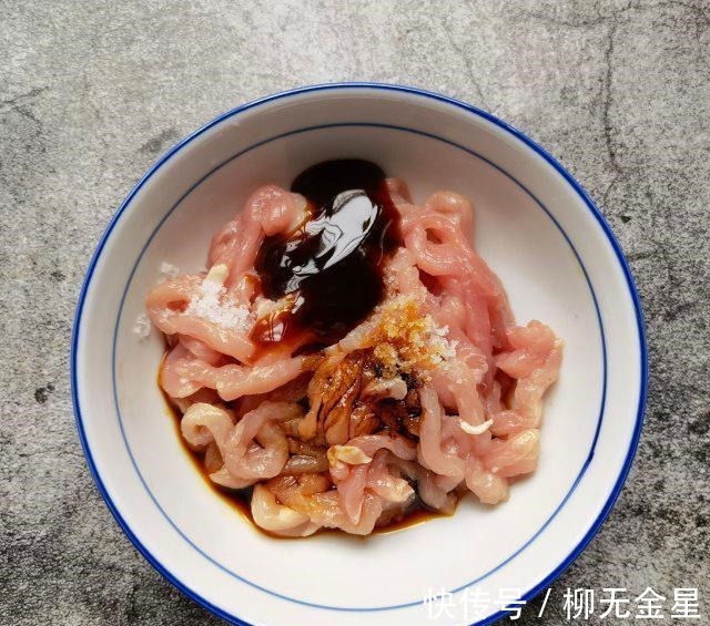 芹菜|芹菜肉丝蒸卤面，肉丝香嫩，芹菜色泽漂亮！