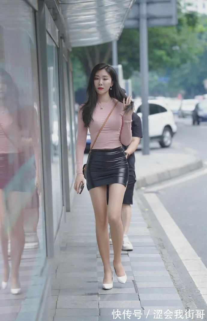 包臀皮裙 包臀皮裙搭配粉色打底衫,出街赚取回头率